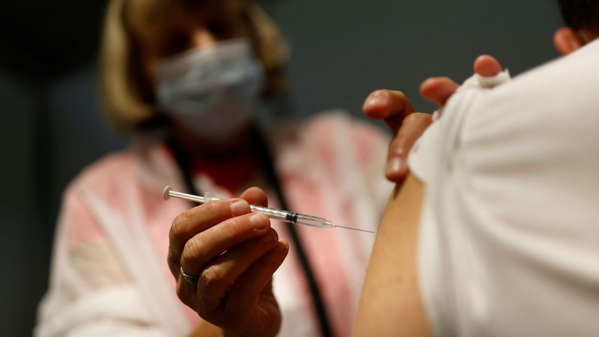 Nejsi očkovaný, nedostaneš výplatu, platí pro francouzské zdravotníky
